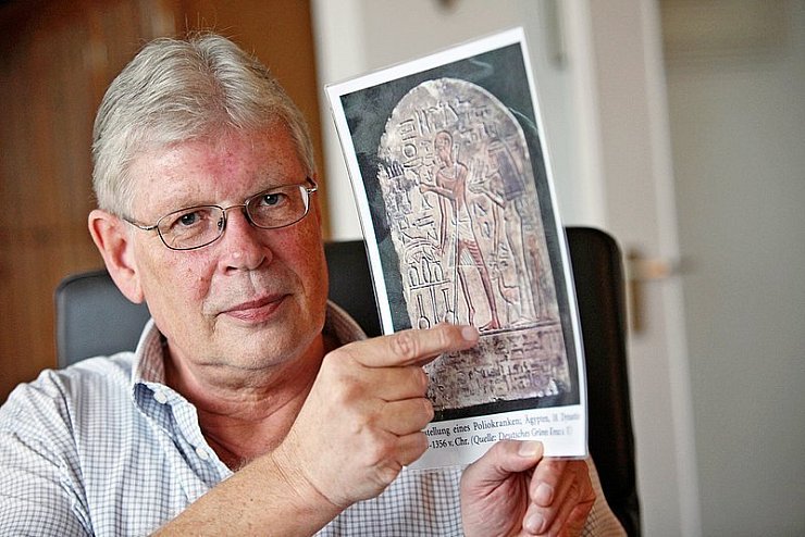 Ein Bild, das an Huef beeindruckt: Der Sprecher der Polio-Kontaktgruppe Lippe mit einer Darstellung eines Poliokranken. Sie stammt aus Ägypten aus der Zeit 1403 bis 1356 v. Chr. - © Foto: Gerstendorf-Welle