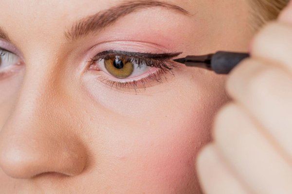 Insgesamt 14 schwarze Eyeliner hat Stiftung Warentest untersucht. Fazit: Die besten Eyeliner sind Stifte. - © Monique Wüstenhagen/dpa-tmn