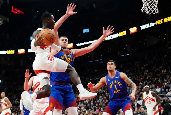 Dennis Schröder (17) von den Toronto Raptors versucht an Nikola Jokic (15) und Michael Porter Jr. (1) von den Denver Nuggets vorbeizukommen. - © Frank Gunn/The Canadian Press via AP/dpa