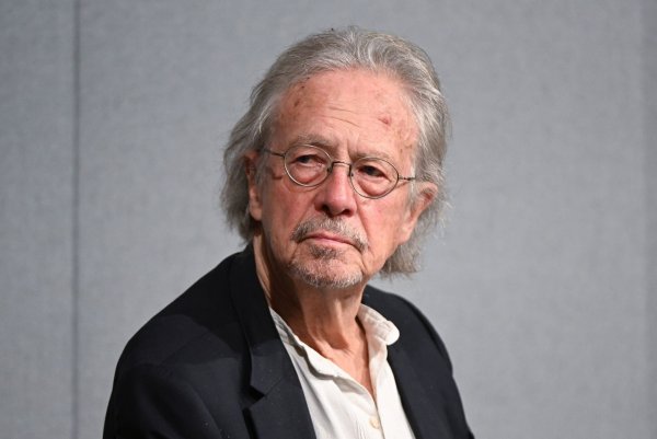 Literaturnobelpreisträger Peter Handke, aufgenommen bei einer Lesung im Deutschen Literaturachriv. - © Bernd Weißbrod/dpa