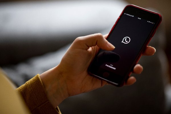 Wem viele fremde Fotos und Videos in der Smartphone-Galerie auffallen, sollte einmal die Chat-Einstellungen von Whatsapp checken. - © Fabian Sommer/dpa/dpa-tmn