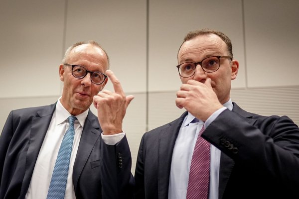 Unionsfraktionschef Jens Spahn verteidigt Bundeskanzler Friedrich Merz beim Thema Migration im Stadtbild. (Archivfoto) - © Kay Nietfeld/dpa