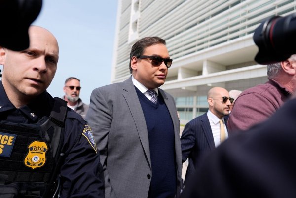 George Santos wurde ursprünglich zu 87 Monaten Gefängnis verurteilt. (Archivbild) - © Julia Demaree Nikhinson/AP/dpa