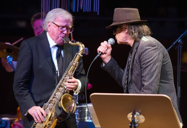 Doldinger musizierte immer wieder mit Lindenberg - wie hier 2016 bei einem Konzert in Düsseldorf zu Doldingers 80. Geburtstag. (Archivbild) - © picture alliance / dpa