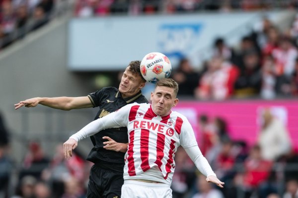 Kölns Isak Johannesson (r) und Augsburgs Robin Fellhauer kämpfen um den Ball. - © Marius Becker/dpa