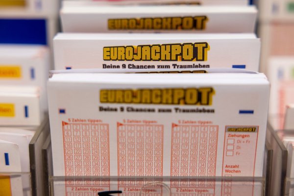 Mit exakt 69.169.588,10 Euro war der Jackpot gefüllt. (Symbolbild) - © Thomas Banneyer/dpa