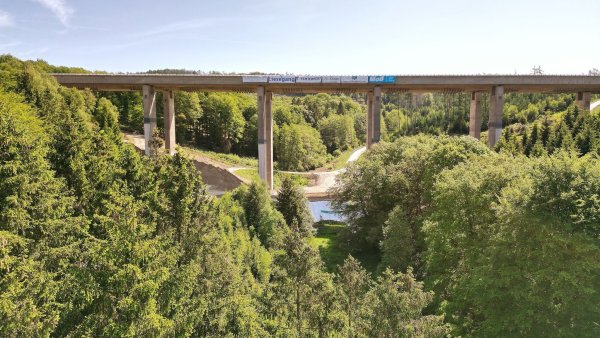 Die alte Sterbecke-Talbrücke an der Autobahn 45 kurz vor der Sprengung im Mai 2023. (Archivbild) - © David Young/dpa