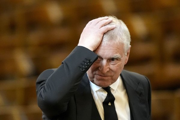 Prinz Andrew legt im Zuge des Epstein-Skandals Titel und Ehrungen ab. (Archivbild) - © Aaron Chown/PA Wire/dpa