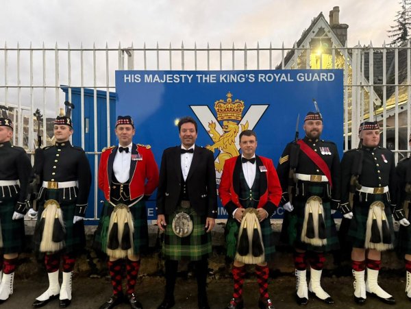 Eine zufällige Begegnung bescherte Jimmy Fallon einen traditionell schottischen Abend. - © 5 Scots/PA Media/dpa