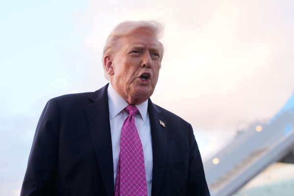 Donald Trump verhängte Zölle auf Lastwagen und Busse - und verlängerte zugleich Vergünstigungen für in den USA produzierte Fahrzeuge mit Import-Bauteilen. - © Mark Schiefelbein/AP/dpa