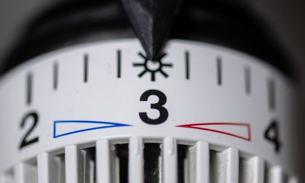 Das Thermostat einer Heizung steht auf Stufe drei, das entspricht rund 20 Grad Raumtemperatur - in vielen Ministerien Höchsttemperatur (Symbolfoto) - © Hendrik Schmidt/dpa