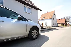 Mit Zivilfahrzeug: H&ouml;xteraner Ermittler in H&ouml;xter-Bosseborn vor Ort. - &copy; David Schellenberg