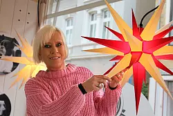 Andrea Langhardt mit einem Herrnhuter Stern. - &copy; Sandra Castrup