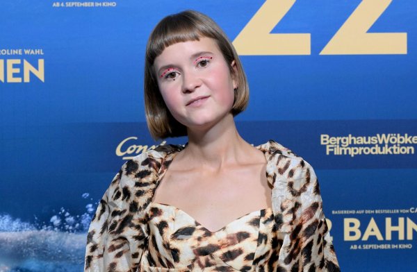 Binnen drei Jahren hat Caroline Wahl drei Romane geschrieben. (Archivbild) - © Felix Hörhager/dpa