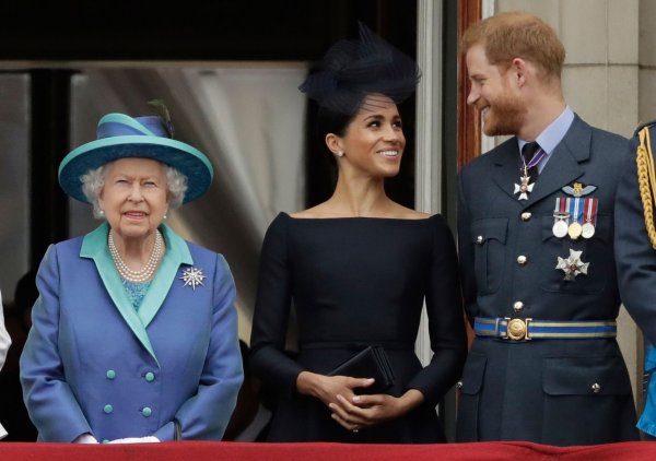 Ein Bild aus vergangenen Zeiten: Elizabeth II., Meghan und Prinz Harry - © Matt Dunham/AP/dpa
