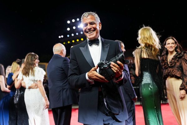Trotz Krankheit mit guter Laune: George Clooney. - © Scott A Garfitt/Invision/AP/dpa