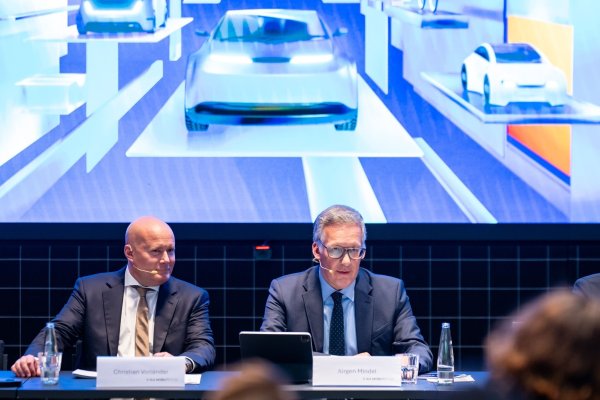 VDA-Geschäftsführer Jürgen Mindel (rechts) und der Rechtsanwalt Christian Vorländer (links) als Vertreter der Messe MÜnchen präsentieren das Konzept der bevorstehenden Automesse IAA. Die bedrängten deutschen Hersteller wollen ein «Signal der Zuversicht» senden. - © Lennart Preiss/dpa