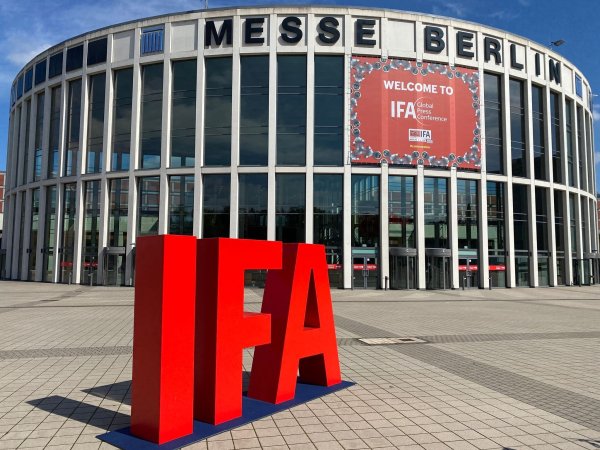 In diesem Jahr inszeniert sich die Tech-Messe IFA als Erlebniswelt. (Archivbild) - © Christoph Dernbach/dpa