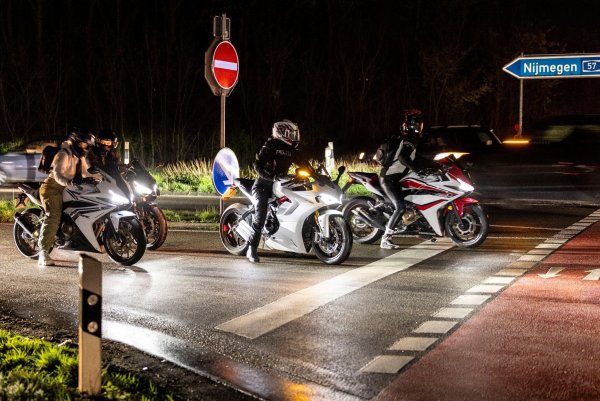 Hunderte PKW und Motorräder im Rahmen des "Car-friday" in Goch am Niederrhein. - © Christoph Reichwein/dpa