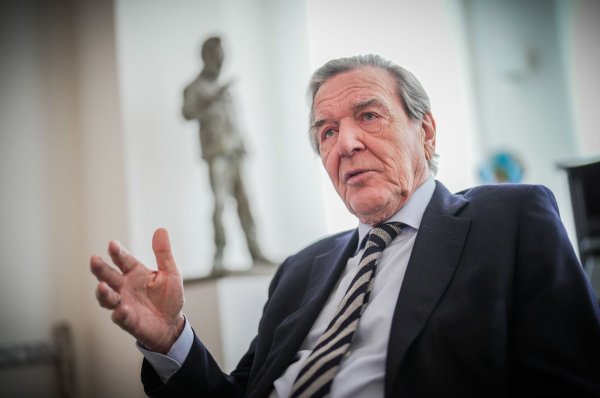 Er werde so lange Sozialdemokrat bleiben, wie man ihn lasse, so Gerhard Schröder. - © Michael Kappeler/dpa