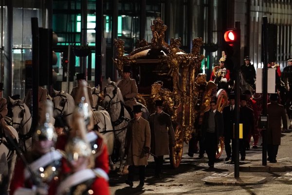 Die goldene Staatskutsche wird am frühen Mittwochmorgen während einer Probe für die Krönung von König Charles III. in einer Prozession durch London geführt. - © Jordan Pettitt/PA Wire/dpa
