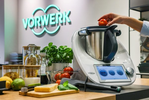 Ein Vorwerk Thermomix TM6 in einem Vorwerk-Kochstudio. - © Oliver Berg/dpa