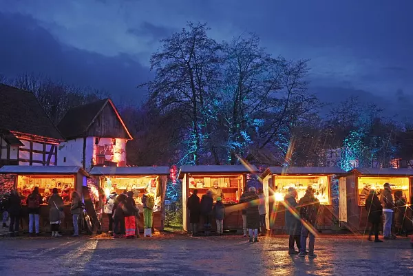 Zahlreiche Adventsbuden präsentieren sich und verkaufen individuelles Kunsthandwerk. - © Foto: LWL/Jähne