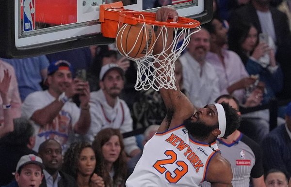 New Yorks Center Mitchell Robinson bewies seine Stärke als Abräumer unter den Körben. - © Frank Franklin II/AP/dpa