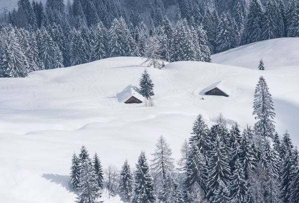 Winterräume in Hütten sollen Bergsportlern als sichere Unterkunft dienen, werden aber teils als Party-Spot missbraucht (Symbolbild). - © Lino Mirgeler/dpa