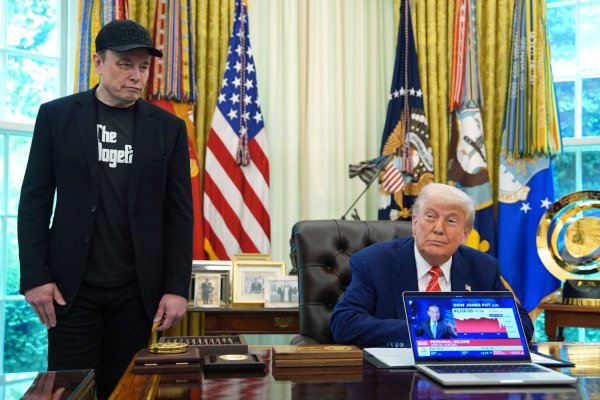 US-Präsident Donald Trump verabschiedet Tech-Milliardär Elon Musk, der für die Regierung die Kostensenkungsinitiative Doge führte. - © Evan Vucci/AP/dpa