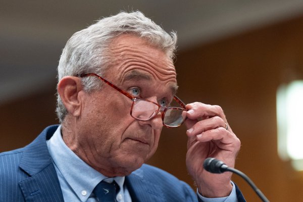 Legt sich gern mit der Wissenschaft an: US-Gesundheitsminister Robert F. Kennedy. - © Manuel Balce Ceneta/AP/dpa