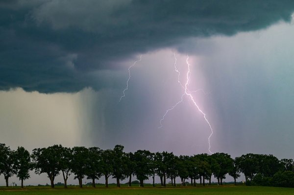 Der Sommer 2025 beginnt vielerorts mit Unwettern. - © Patrick Pleul/dpa