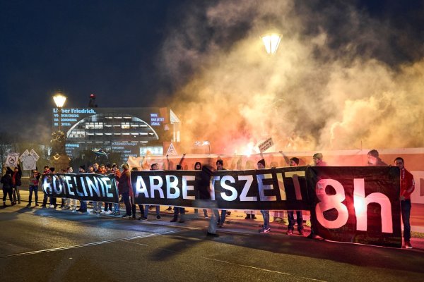 Die Gewerkschaften lehnen die Abkehr vom Acht-Stunden-Tag ab - eine Studie fasst die Gegenargumente zusammen. (Archivbild) - © Michael Ukas/dpa