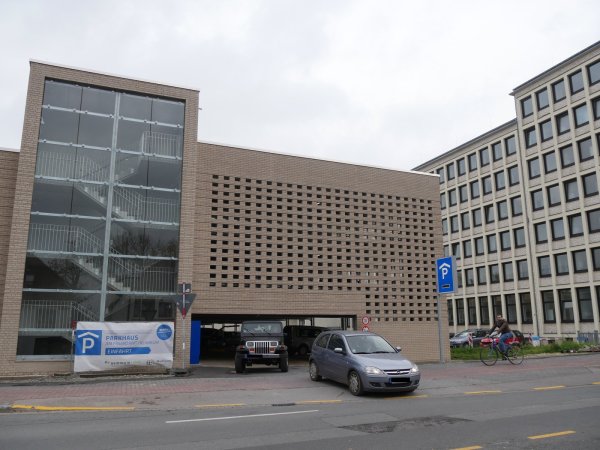 Neues Parkhaus an der Mühlenwiese beim Finanzamt und Klinikum? Nein, das ist keiner der Vorschläge. Aber wirklich eingängig sind die Ideen von Klinikum und Verwaltung zum großen Teil nicht wirklich. - © Archivfoto: Jost Wolf