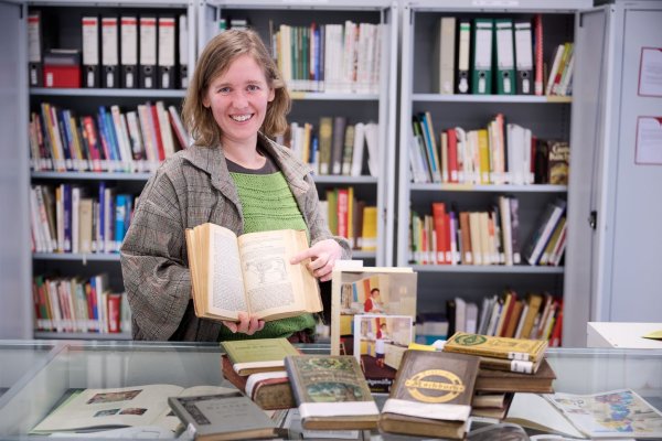 Das älteste Rezeptbuch in der Deutschen Kochbuchbibliothek ist etwa 300 Jahre alt. Museumsleiterin Mira van Leewen stellt es vor. - © Bernd Thissen/dpa
