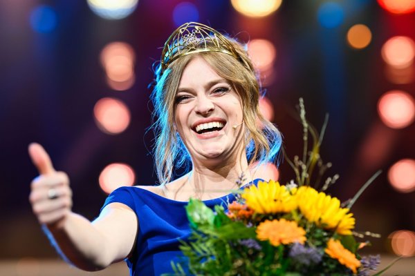 Auf die amtierende Weinkönigin Charlotte Weihl könnte erstmals ein Mann folgen (Archivfoto) - © Uwe Anspach/dpa