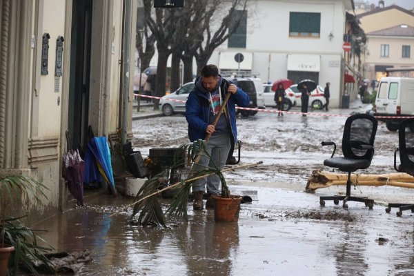 Verschlammte Häuser, blockierte Straßen und Stromausfälle - die schweren Unwetter der vergangenen Tage haben in Mittel- und Norditalien eine Spur der Verwüstung hinterlassen. - © Giuseppe Cabras/IPA via ZUMA Press/dpa