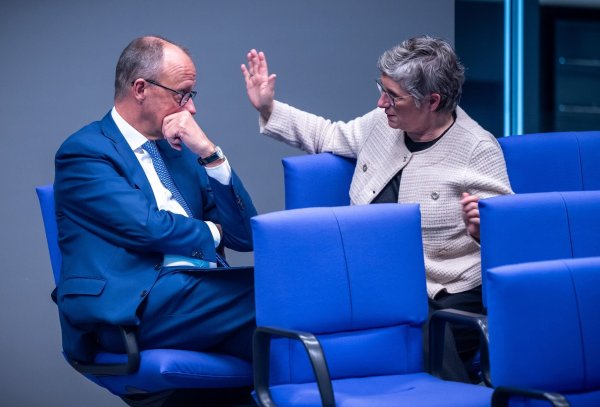 CDU-Chef Friedrich Merz bedauert den Wirbel um die Mailbox-Nachricht für Grünen-Fraktionschefin Britta Haßelmann. (Archivbild) - © Michael Kappeler/dpa