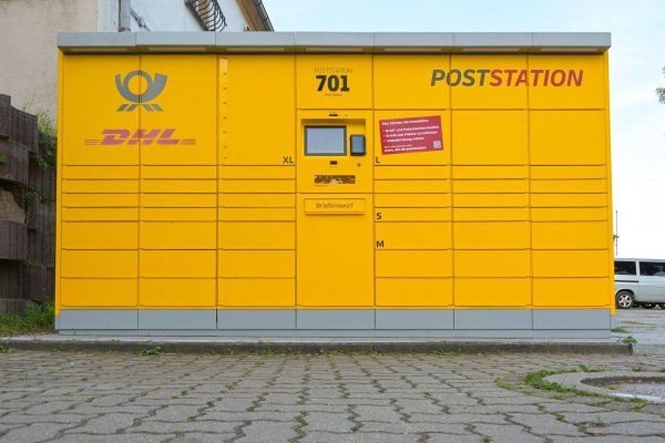 Eine Poststation in Osterwedding in Sachsen-Anhalt - solche Automaten gelten mancherorts in Deutschland künftig als Postfilialen. (Archivbild) - © Heiko Rebsch/dpa