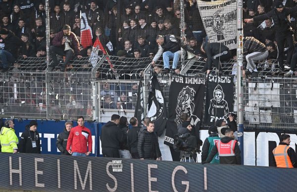 Banner werden abgehängt. - © Anke Wälischmiller/dpa