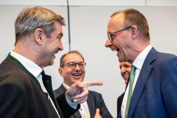 Ohne Zustimmung aus Bayern wird es knapp für das Finanzpaket im Bundestag. (Archivbild) - © Michael Kappeler/dpa