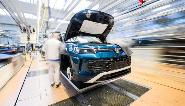 Volkswagen: Die Familien Porsche und Piëch haben die Stimmrechtsmehrheit am Konzern. (Symbolbild) - © Julian Stratenschulte/dpa