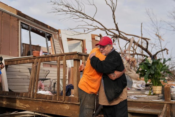 Nach dem Durchzug eines Tornados in Missouri spenden sich Freunde Trost und räumen auf. - © Jeff Roberson/AP/dpa