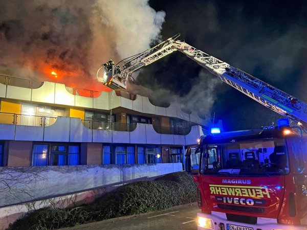 In dem früheren Altenheim breitete sich der Rauch auf allen Etagen aus. - © Feuerwehr/Feuerwehr Herdecke/dpa