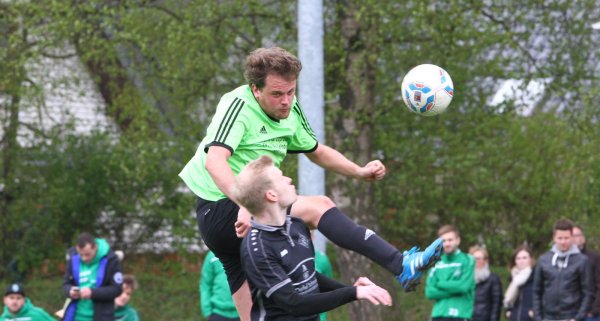 Luftkampf am Sportker Holz: Torsten Petri überspringt den Helpuper Felix Knaup. - © Jörg Hagemann.