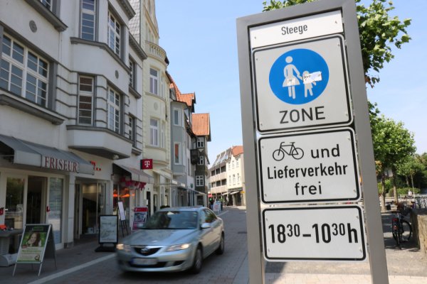 Falschfahrer: Ein Pkw hat unerlaubterweise die Abkürzung über die Steege genommen. Doch nur zwischen 18.30 und 10.30 Uhr ist die Durchfahrt für Fahrradfahrer und Lieferverkehr erlaubt. Busse dürfen den Bereich ganztägig passieren. - © Alexandra Schaller