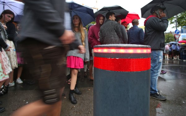 Die CDU fordert versenkbare Poller in der Detmolder Innenstadt, wie sie zum Beispiel auf dem Oktoberfestes gebraucht werden, die vor Angriffen mit Fahrzeugen schützen soll. - © Karl-Josef Hildenbrand/dpa
