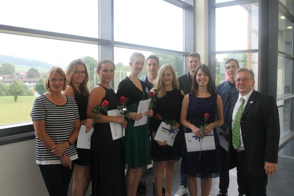 Abschluss mit Auszeichnung: Bildungsgangleiterin Sabine Krüger (links) und Schulleiter Manfred Kreisel (rechts) mit den Klassenbesten (von links) Mara Joline Blanke, Michelle Bieniek, Kristina Klassen, Sebastian Rohrbach, Kira Elen Mischnick, Maximilian Spor, Heike Klassen und Lucas Riebow. - © Privat