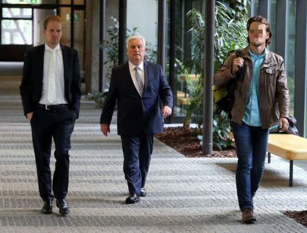 Der angeklagte Polizist (rechts) erscheint mit seinen Anwälten vor Gericht. - © Wolfgang Rudolf
