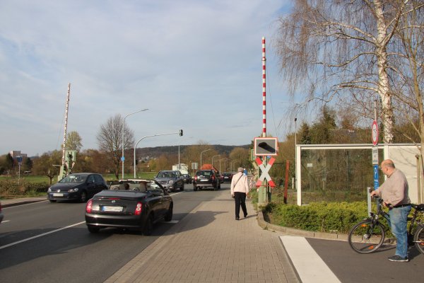 Bahnübergang ohne Bahn: Obwohl hier seit vielen Jahren regulär keine Züge mehr fahren, stehen an der Pagenhelle immer noch die Schranken. Dies geschieht, damit der Zugverkehr leichter reaktiviert werden kann, wie es jetzt Pro-Bahn-Vertreter fordern. - © Tobias Schneider